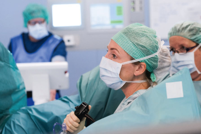 Uroloog Ilse van den Dungen kijkt op een beeldscherm tijdens een URS-operatie